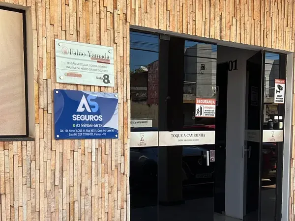 Fachada do escritório da AS Seguros & Consórcios, com placa de identificação na entrada do prédio em Palmas–TO.